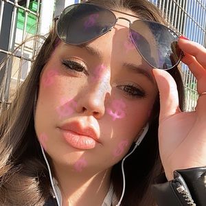 Meet your Posher, Caitlin